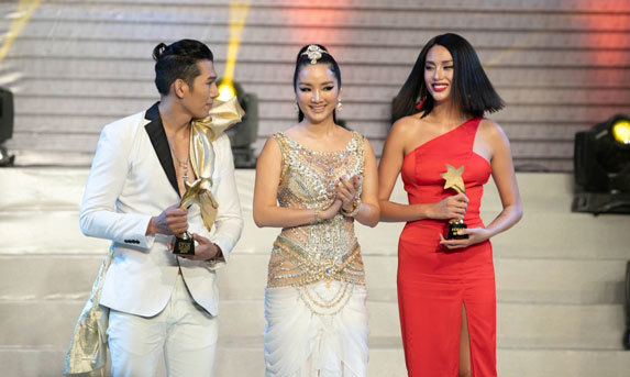 Võ Hoàng Yến, Nam Trung “ẵm giải” tại Haper’s Bazzar Star Awards 2019 - Ảnh 1