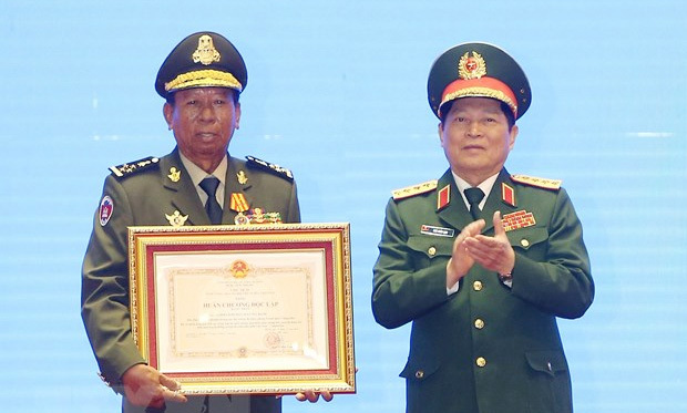 Lễ trao tặng Huân chương của Nhà nước Việt Nam, Lào, Campuchia - Ảnh 1