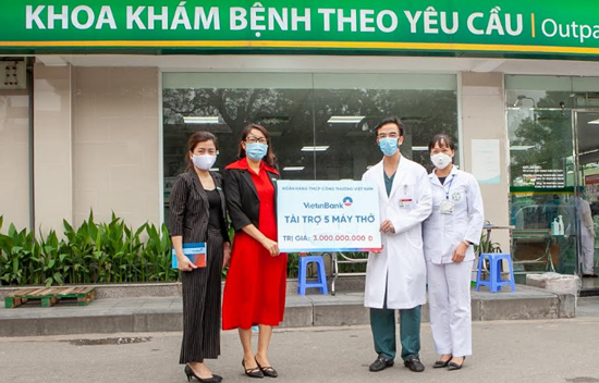 VietinBank tài trợ 5 máy trợ thở trị giá 3 tỷ đồng cho Bệnh viện Bạch Mai - Ảnh 1