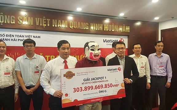 Khách hàng trúng 304 tỷ của Vietlott trích tiền thưởng tặng nhóm "hiệp sĩ" TP Hồ Chí Minh - Ảnh 1