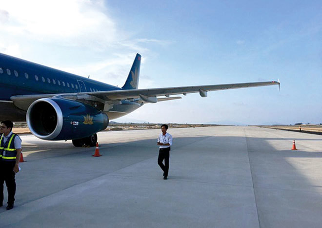 Vietnam Airlines xin lỗi khách hàng vụ máy bay hạ cánh nhầm đường băng - Ảnh 1