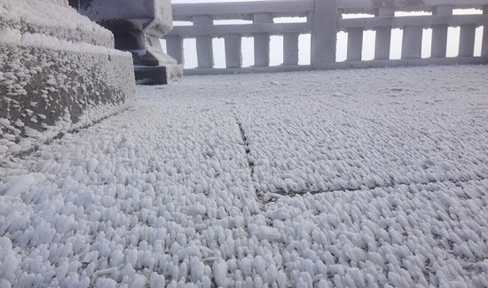 Du khách kéo lên Fansipan ngắm băng tuyết, Hà Nội rét nhất 6 độ C - Ảnh 5