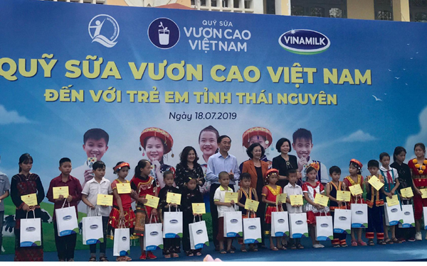 Quỹ Sữa Vươn Cao Việt Nam và Vinamilk trao tặng 70.000 ly sữa cho trẻ em Thái Nguyên - Ảnh 1