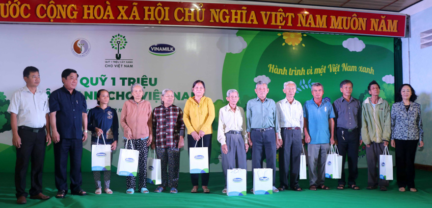 Vinamilk trồng cây xanh góp phần chống biến đổi khí hậu tại Bình Định - Ảnh 6
