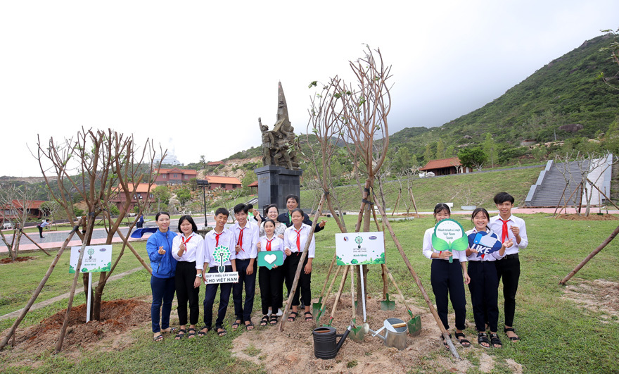Vinamilk trồng cây xanh góp phần chống biến đổi khí hậu tại Bình Định - Ảnh 10