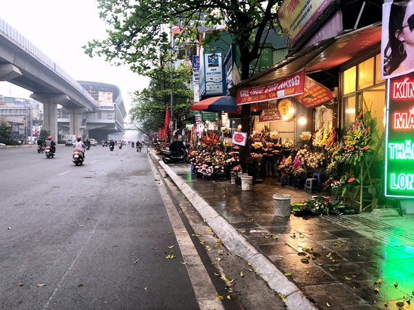 Hà Nội: Nhiều vi phạm trật tự đô thị trên tuyến đường Nguyễn Trãi - Ảnh 2
