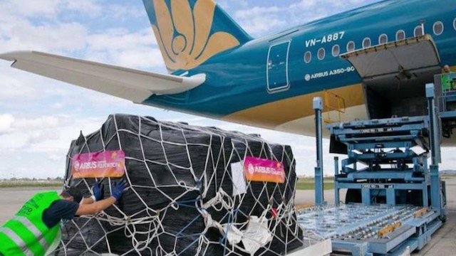 Vietnam Post thuê chuyến bay của Vietnam Airlines phục vụ vận chuyển trong mùa dịch - Ảnh 1