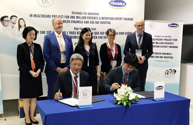 Vinamilk và Bệnh viện Chợ Rẫy ký kết hợp tác chiến lược nâng tầm quốc tế - Ảnh 2