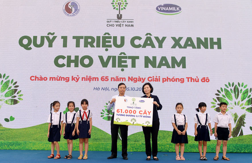 Hơn 60.000 cây xanh và 119.000 ly sữa Vinamilk dành tặng cho trẻ em Hà Nội - Ảnh 2