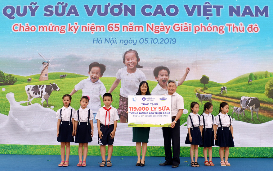 Hơn 60.000 cây xanh và 119.000 ly sữa Vinamilk dành tặng cho trẻ em Hà Nội - Ảnh 5