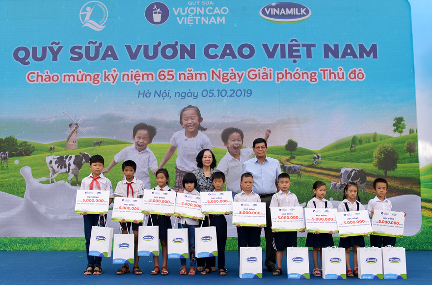 Hơn 60.000 cây xanh và 119.000 ly sữa Vinamilk dành tặng cho trẻ em Hà Nội - Ảnh 1