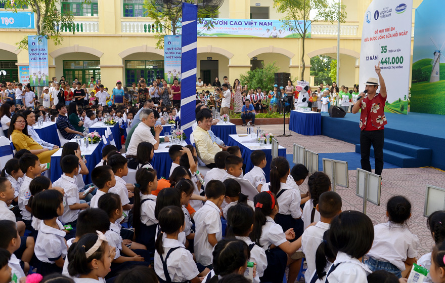 Hơn 60.000 cây xanh và 119.000 ly sữa Vinamilk dành tặng cho trẻ em Hà Nội - Ảnh 9
