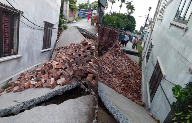 Hà Nội: Đường bê tông bất ngờ lún sâu kéo theo ngôi nhà 2 tầng - Ảnh 1