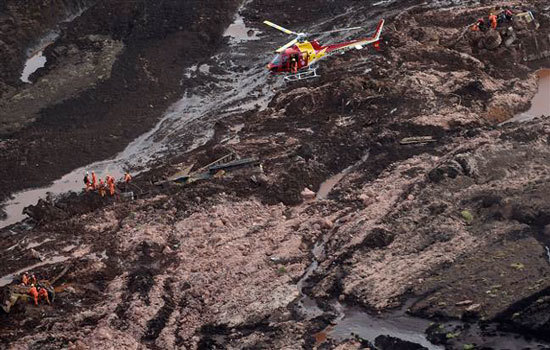 9 người thiệt mạng, hơn 300 người mất tích do vỡ đập hồ chứa chất thải tại Brazil - Ảnh 1