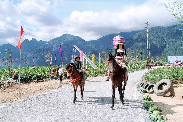 Du khách thích thú thử một lần cưỡi ngựa dạo chơi Sun World Fansipan Legend - Ảnh 7