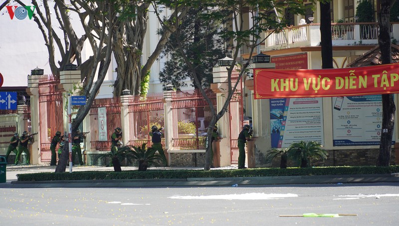 Công an TP Hồ Chí Minh diễn tập chống khủng bố và bắt giữ con tin - Ảnh 12
