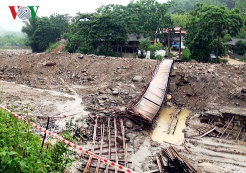Thiệt hại do mưa lũ tăng nhanh, ít nhất 5 người thiệt mạng, giao thông nhiều nơi tê liệt - Ảnh 4