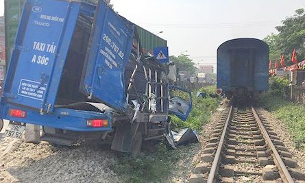 Hà Nội: Tàu hỏa đâm xe tải, lái xe bị thương nặng - Ảnh 2