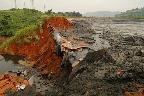 Khẩn cấp ứng phó sự cố vỡ đập chứa Gyps thải tại Lào Cai - Ảnh 1