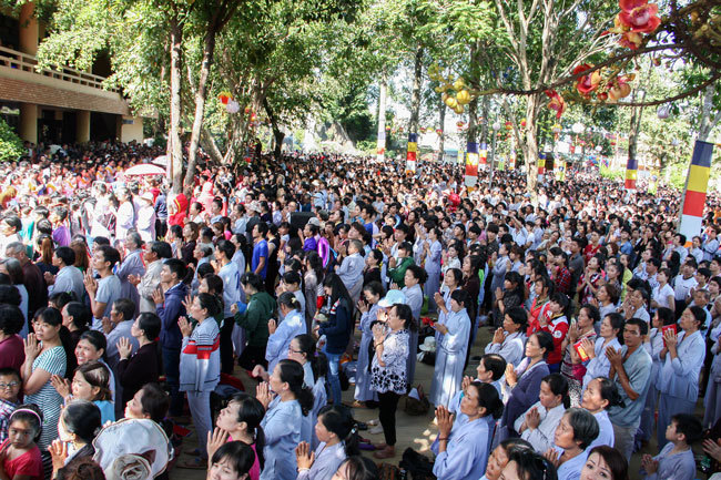 TP Hồ Chí Minh: Hàng nghìn người dân đi chùa dâng lễ Vu Lan báo hiếu - Ảnh 2