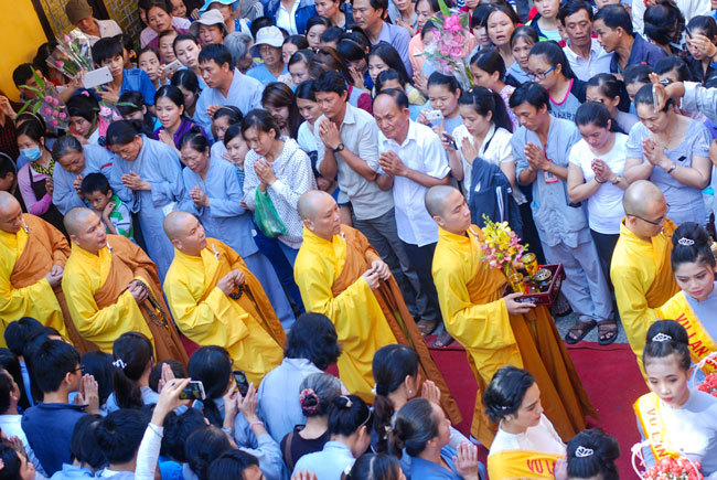 TP Hồ Chí Minh: Hàng nghìn người dân đi chùa dâng lễ Vu Lan báo hiếu - Ảnh 1