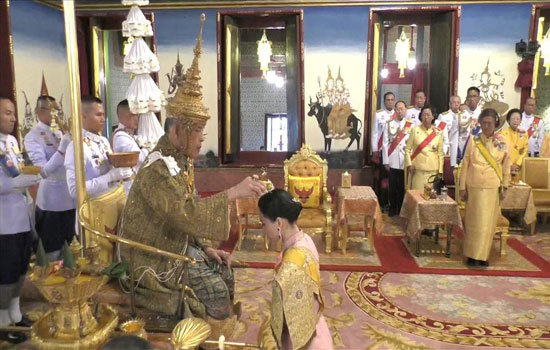 Quốc vương Thái Lan Maha Vajiralongkorn đăng quang, tuyên bố sẽ "cai trị bằng chính nghĩa" - Ảnh 1