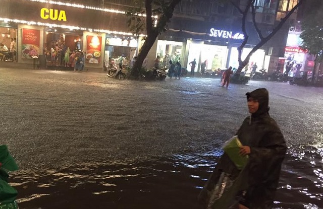 Hà Nội: Nhiều tuyến đường ngập sâu trong trận mưa lớn đầu mùa - Ảnh 5