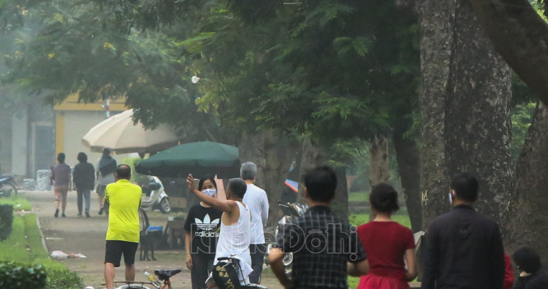 [Ảnh] Hà Nội: Công viên đóng cửa, người dân vượt rào vào tập thể dục - Ảnh 11