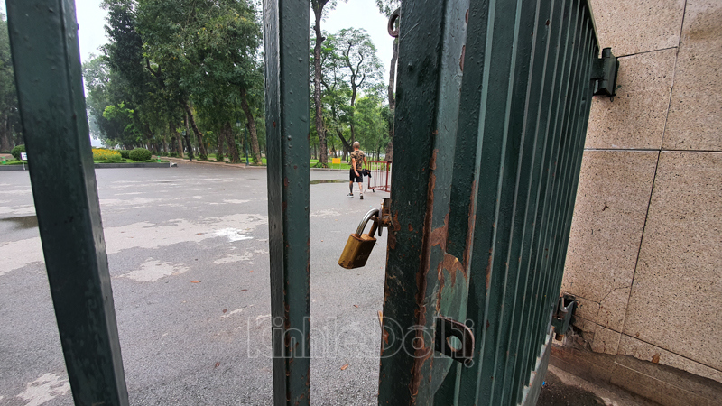 [Ảnh] Hà Nội: Công viên đóng cửa, người dân vượt rào vào tập thể dục - Ảnh 5