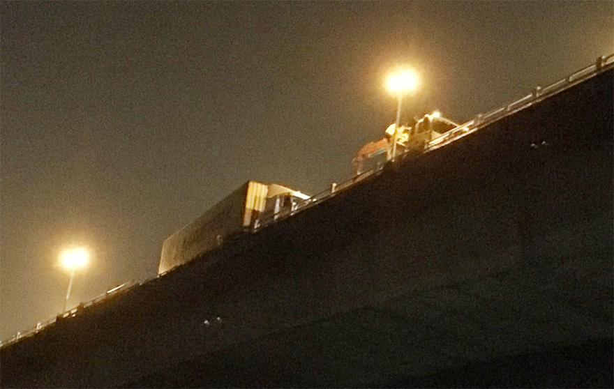 Đã tìm thấy nạn nhân bị xe container húc văng xuống sông Hồng - Ảnh 3