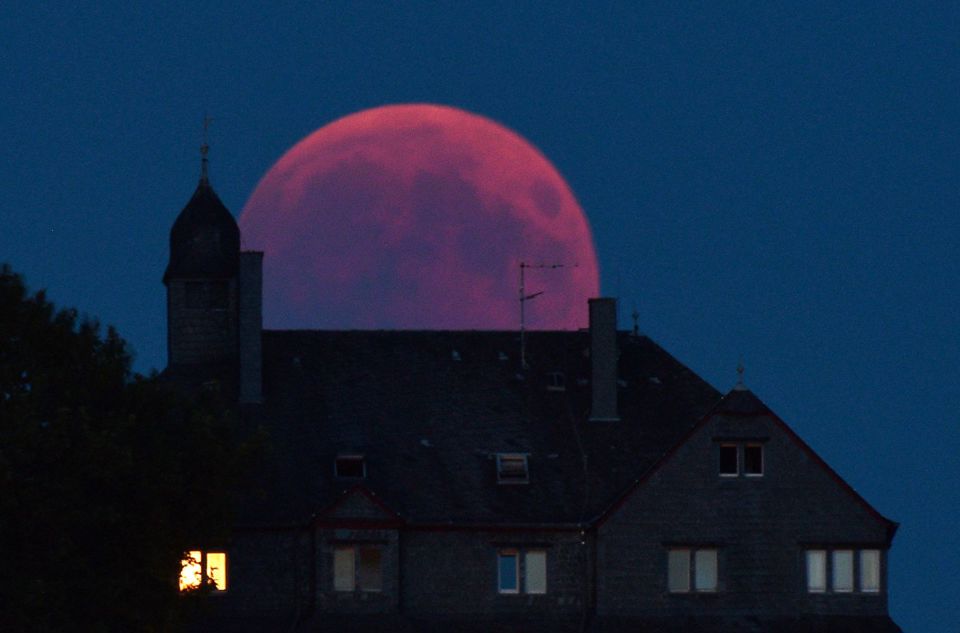 Hình ảnh "trăng máu" - nguyệt thực dài nhất thế kỷ trên thế giới - Ảnh 8