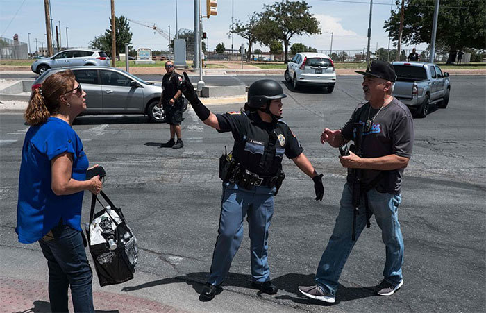 [Ảnh] Toàn cảnh vụ xả súng "bài nhập cư" khiến ít nhất 20 người thiệt mạng tại Texas - Ảnh 7