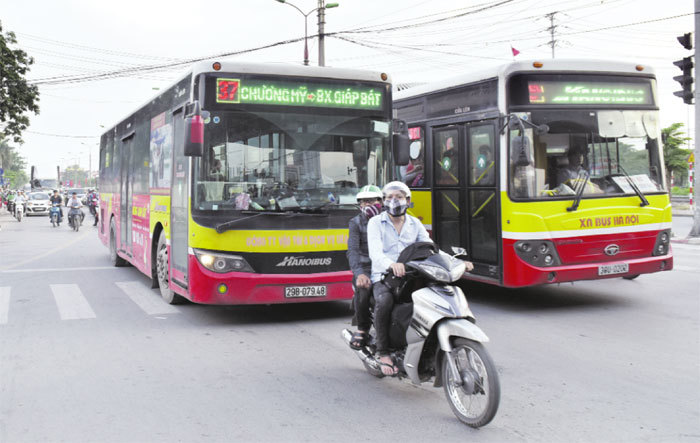 Xe buýt Hà Nội: Thiếu không gian lưu thông riêng - Ảnh 1