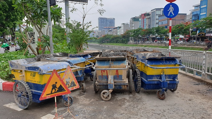 [Điểm nóng giao thông] Xe rác chặn đường đi bộ ven sông Tô Lịch - Ảnh 1
