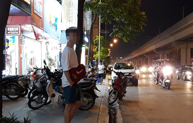 Quận Nam Từ Liêm phản hồi vụ xe máy “bành trướng” vỉa hè - Ảnh 1