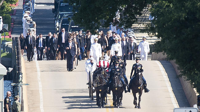 Thượng nghị sĩ John McCain an nghỉ tại nghĩa trang hải quân, cạnh mộ bạn thân - Ảnh 2