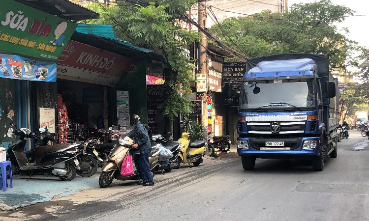 Đường Phú Diễn, quận Bắc Từ Liêm: Mất an toàn giao thông do xe quá khổ - Ảnh 1