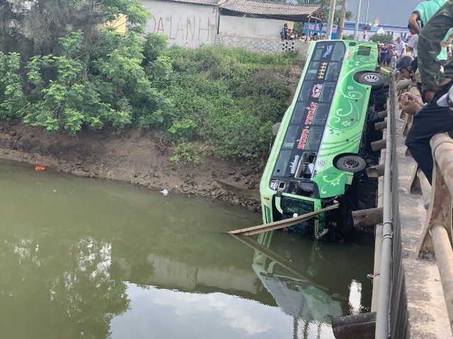 Thông tin mới nhất vụ xe khách lao xuống sông ở Thanh Hóa - Ảnh 2