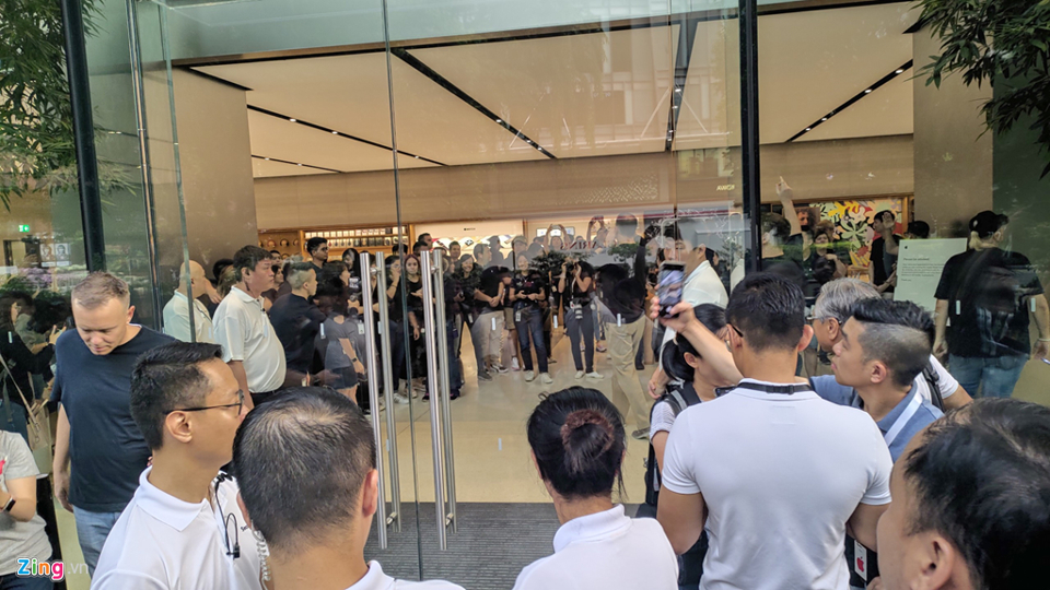 Hàng trăm người Việt xếp hàng chờ mua iPhone 11 - Ảnh 2