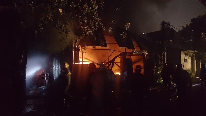 Hà Nội: Cháy lớn tại xưởng nhựa ở đường Tân Mai - Ảnh 1