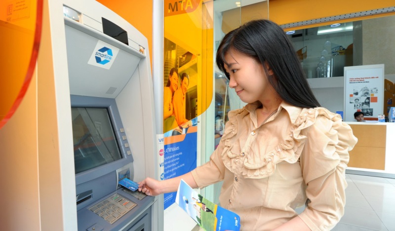 Tăng phí rút ATM: Ngân hàng ép chủ thẻ - Ảnh 1