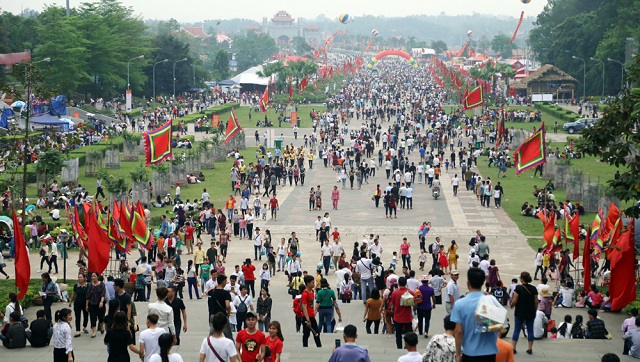 Phú Thọ đón 1,5 triệu lượt du khách trong 2 ngày khai hội Đền Hùng - Ảnh 1