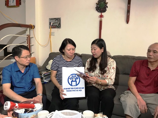 MTTQ TP Hà Nội tặng quà các gia đình bị ảnh hưởng vụ cháy Rạng Đông - Ảnh 4