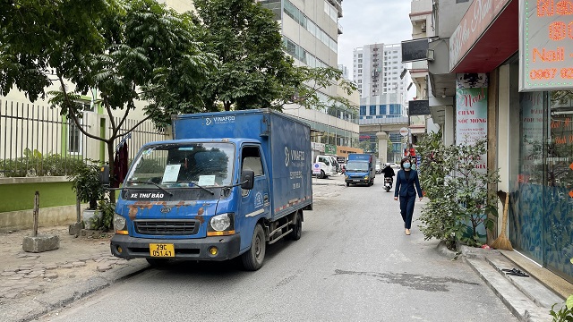 Xe tải chiếm ngõ 102 Trần Phú, Hà Đông: Chẳng lẽ bó tay? - Ảnh 2