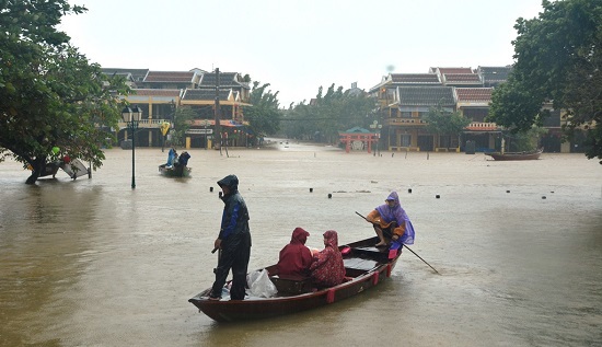 27 người chết trong bão Damrey, các tỉnh Nam Trung Bộ mất điện toàn bộ - Ảnh 1