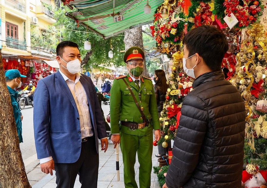 Quận Hoàn Kiếm: Kiểm tra, nhắc nhở hạn chế tập trung đông người tại địa điểm công cộng dịp Giáng sinh, Tết dương lịch - Ảnh 7