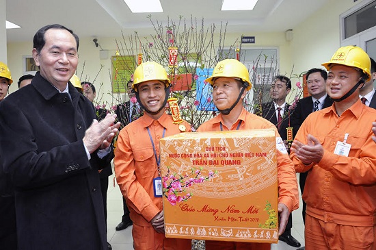 Chủ tịch nước chúc Tết cán bộ công nhân viên EVN HANOI đang ứng trực đảm bảo điện tại trạm biến áp 220kV Tây Hồ - Ảnh 1