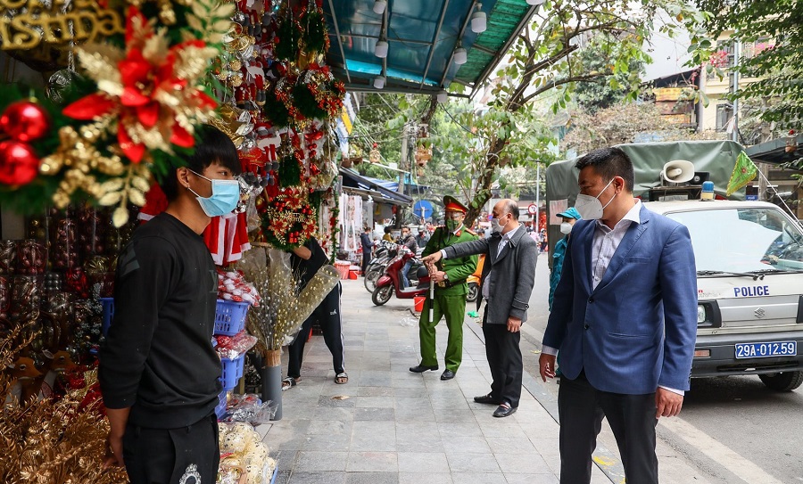 Quận Hoàn Kiếm: Kiểm tra, nhắc nhở hạn chế tập trung đông người tại địa điểm công cộng dịp Giáng sinh, Tết dương lịch - Ảnh 6