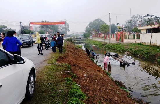 Mất lái, xế hộp đang trên đường lao xuống kênh - Ảnh 1