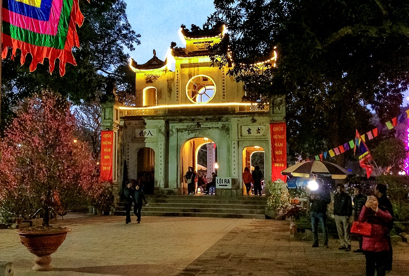 Đầu xuân vãng cảnh chùa đêm ở Hà Nội - Ảnh 1